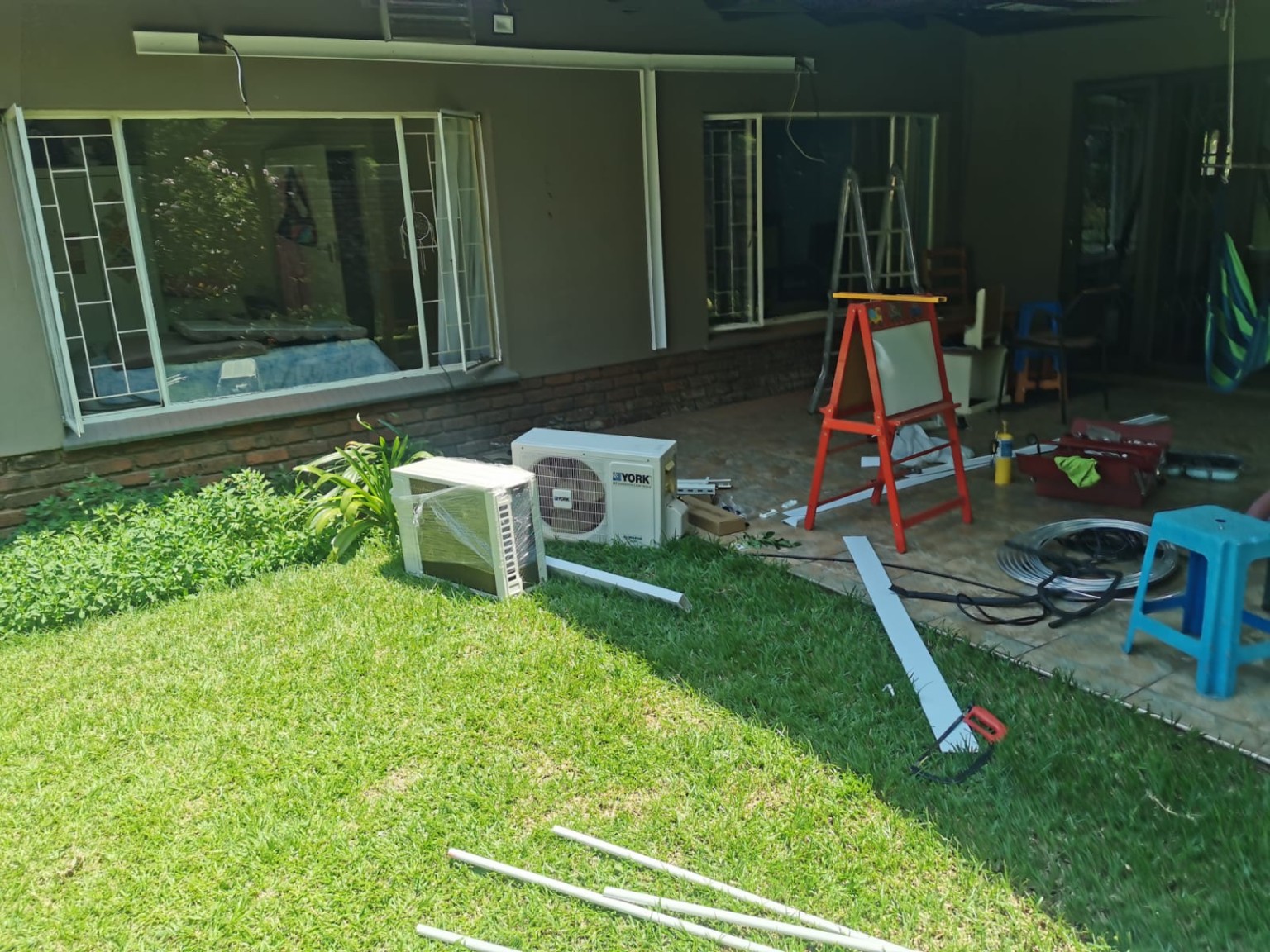 Air conditioning equipment and installation materials prepared on site